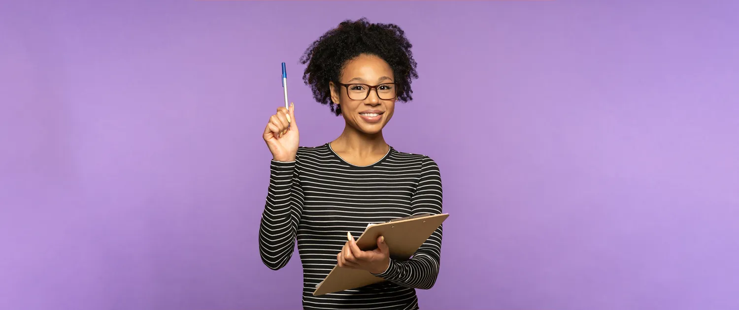 A lady holding stationery, in particular a pen and a writing board
